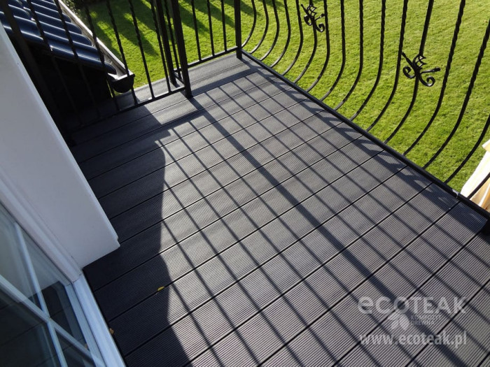 Ażurowa balustrada metalowa zestawiona z deskami trasowymi z kompozytu