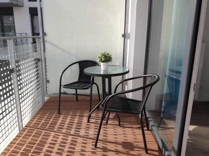 Balkon w bloku można ozdobić wieloma dodatkami, które szybko zamienią go w magiczne miejsce