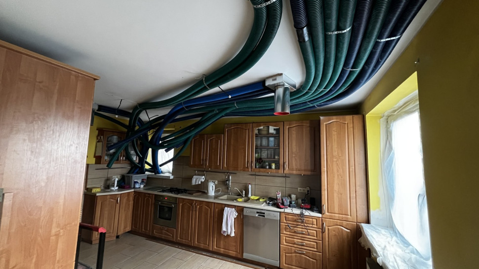 W miarę możliwości, kanały wentylacyjne można ukryć w podwieszanym suficie.