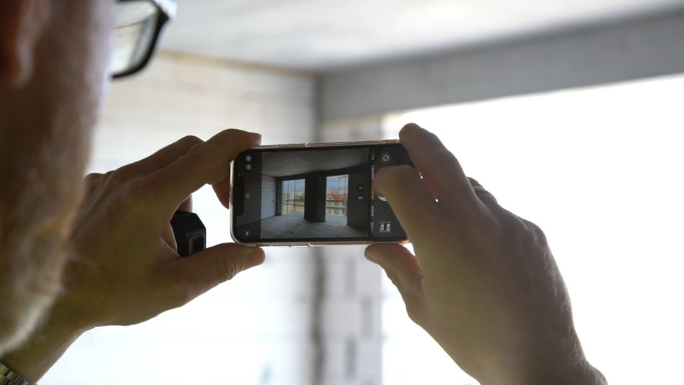 Po sparowaniu dalmierza ze smartfonem robimy zdjęcie, a następnie program MeasureOn przenosi na nie wyniki kolejnych pomiarów.