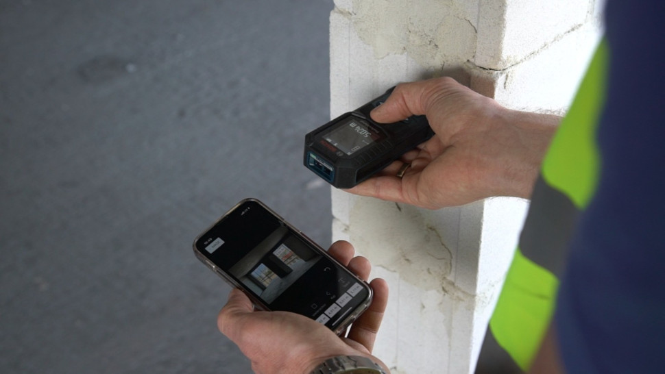 Po sparowaniu dalmierza ze smartfonem robimy zdjęcie, a następnie program MeasureOn przenosi na nie wyniki kolejnych pomiarów.