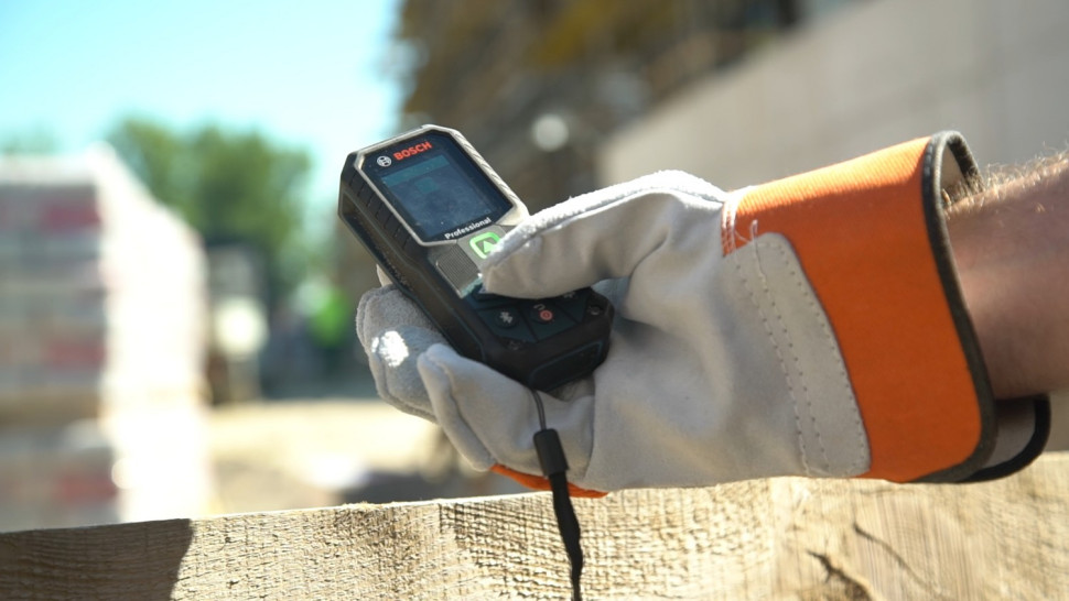 Duże wystające przyciski wyczujemy dobrze nawet w rękawicach roboczych.