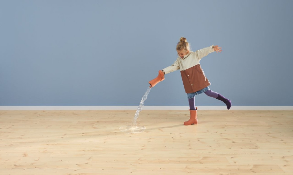 Podłoga wineo 1000 PURLINE odporna na wodę dzięki V-fugom