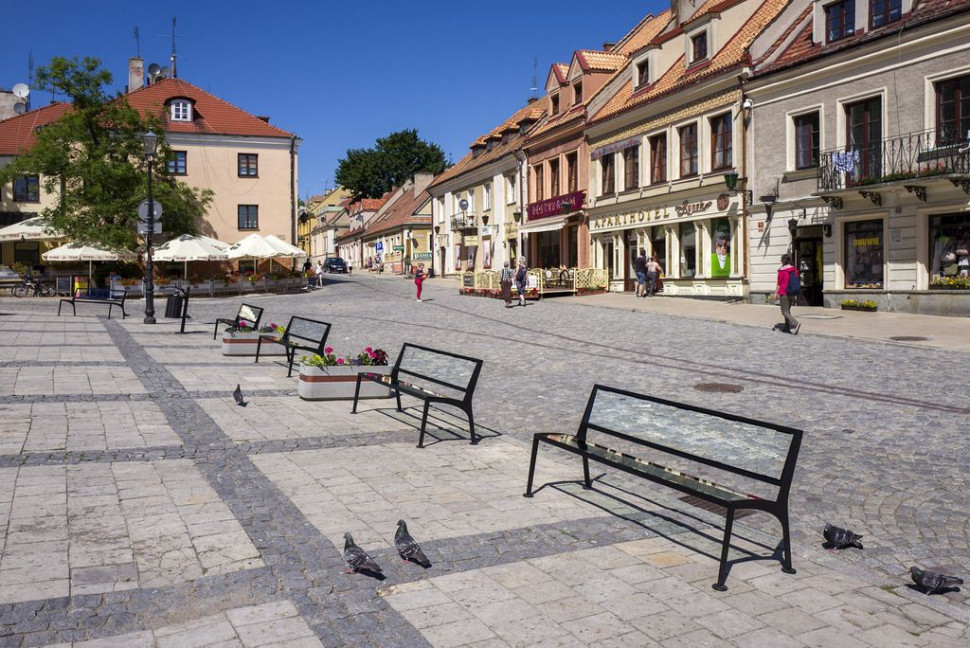 Szklane siedziska i oparcia ławek na rynku mejskim. fot. NSG Group