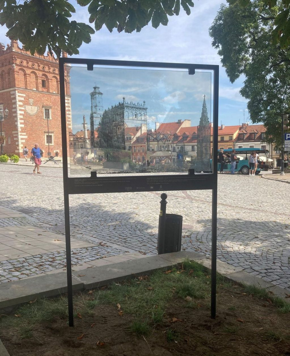 Szklane tablice w Sandomierzu - element projektu Szklany Spacerf. fot. NSG Group