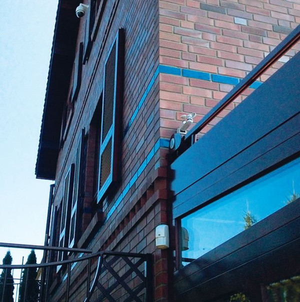 Czujka zewnętrzna nad wjazdem do garażu