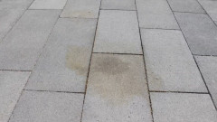 Jak usunąć rdzę z nawierzchni betonowych?