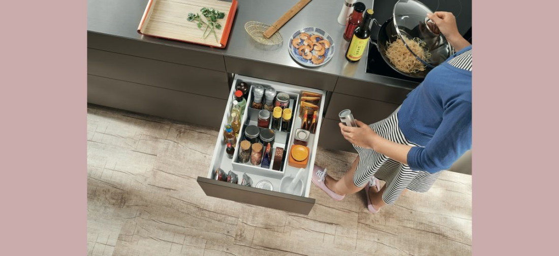 Pojemniki na przyprawy w szafce ze smakiem, czyli jak praktycznie zorganizować przestrzeń w kuchni