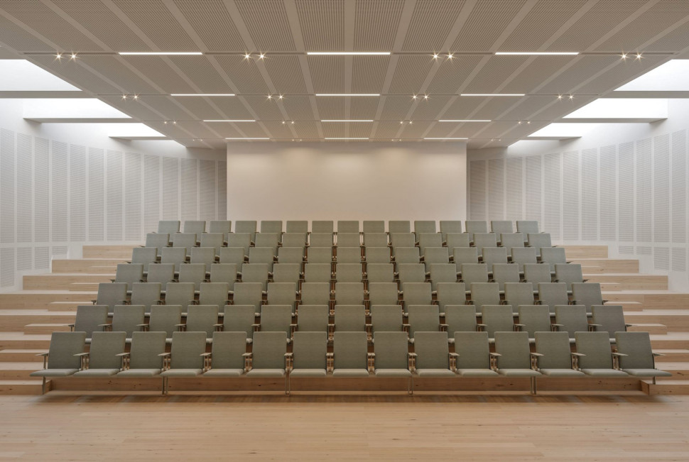 Wnętrze audytorium zabudowane płytami Rigips Gyptone® BIG z perforacją Quattro