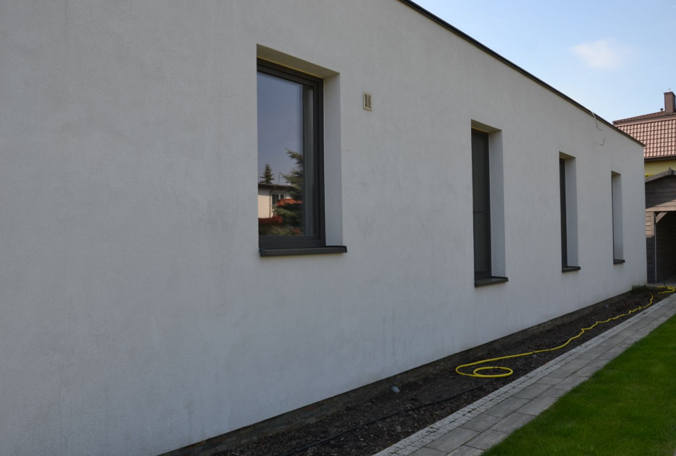 Elewacja północna została tylko otynkowana, właściciele zamierzają dodać na niej pasy okładziny