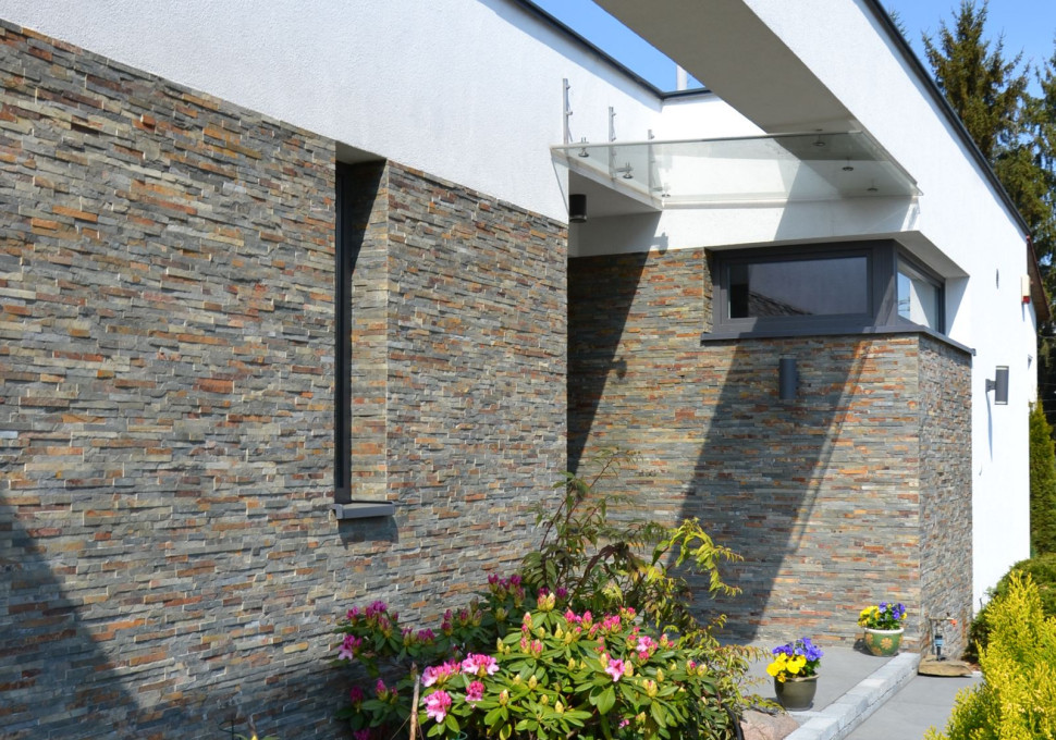 Faktura drobnych elementów okładziny tworzy na fasadzie efekt 3D