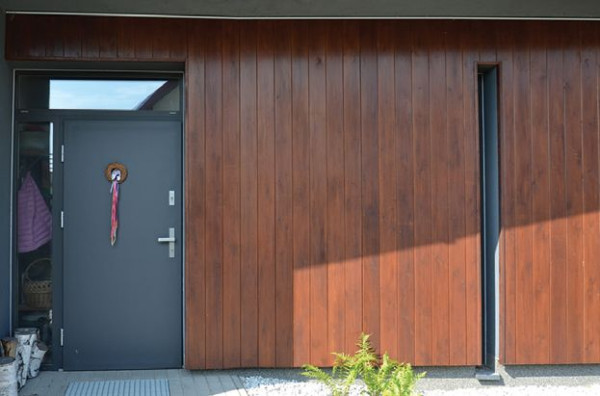 Elewacja frontowa: Deski pomalowano mieszanką lakieru palisander i tek