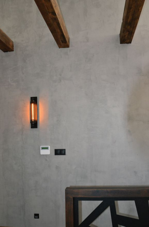 Na ścianie ułożono kolejno trzy warstwy - podkład, tynk dekoracyjny, powłokę zabezpieczającą