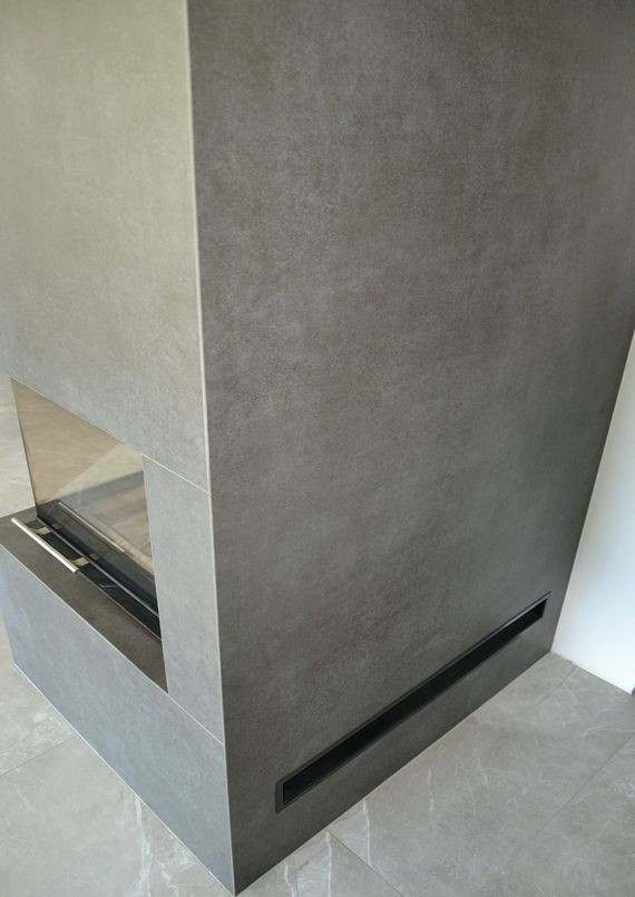 Do obudowania komina i kominka zużyto 3 płyty ze spieku kwarcowego o wymiarach 160 x 320 cm