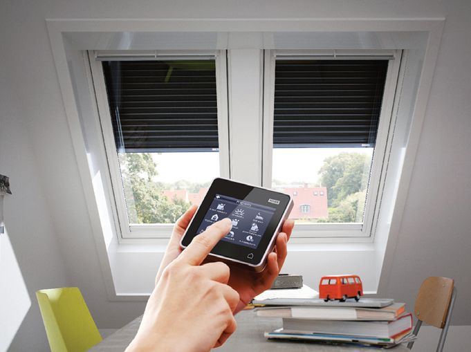 Panel dotykowy do sterowania dachowymi osłonami przeciwsłonecznymi