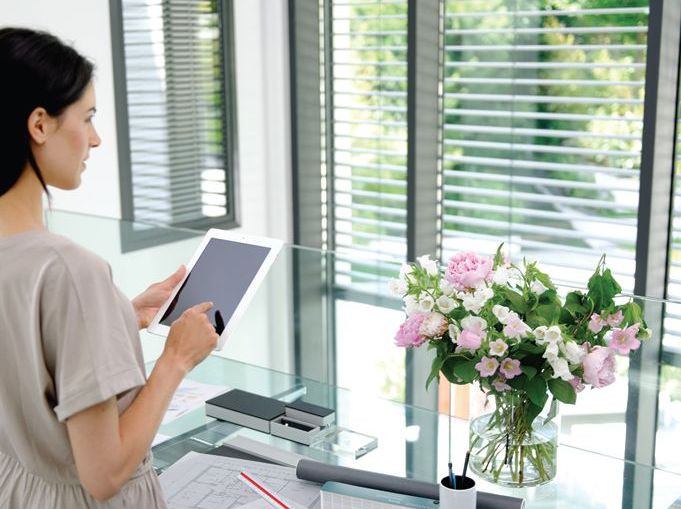 Sterowanie żaluzjami na oknach pionowych za pomocą tabletu