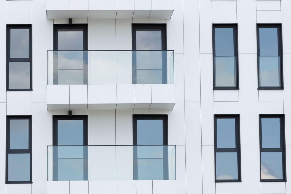 Balustrady szklane - wygodne i estetyczne zabezpieczenie okien. fot. Schüco/Awilux
