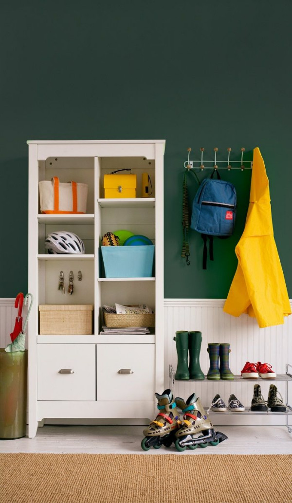 Przedpokój z ciemnozieloną ścianą w odcieniu Trendy z palety Beckers Designer Colour