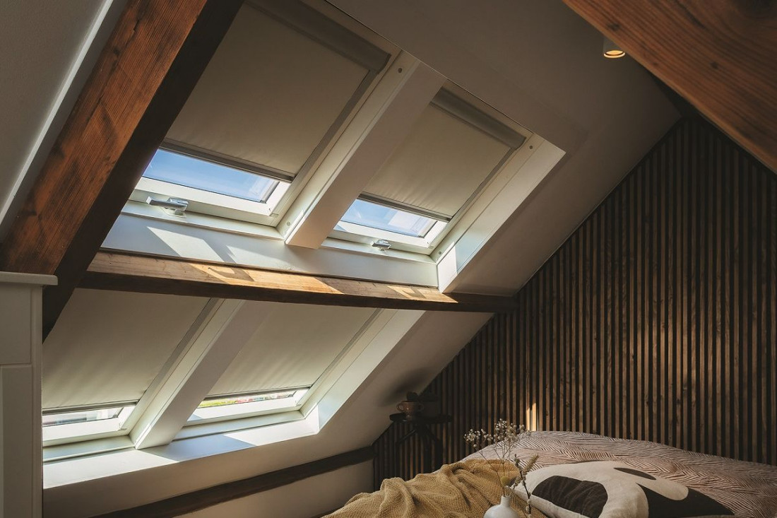 Komfortowa strefa nocna na poddaszu z oknami Fakro