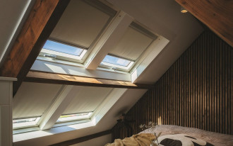 Komfortowa strefa nocna na poddaszu z oknami Fakro