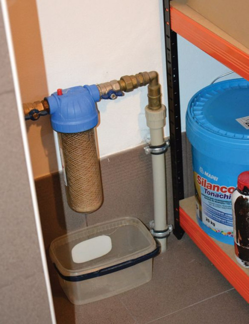 Za wodomierzem zamontowano wymienny filtr mechaniczny (sznurkowy)