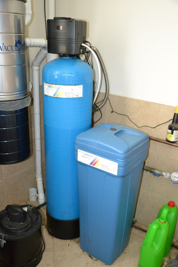 Stacja uzdatnia, filtruje i zmiękczacza wodę z studni głębinowej 30 m