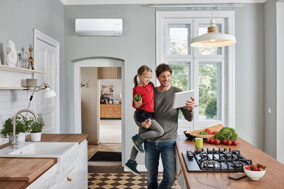 Jednostkę wewnętrzną zawiesić na wejściem do pomieszczenia