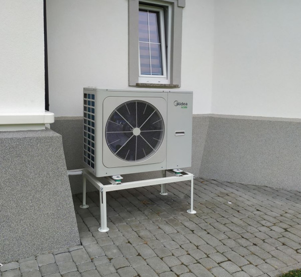 Jednostka zewnętrzna klimatyzacji umieszczona na specjalnym wsporniku