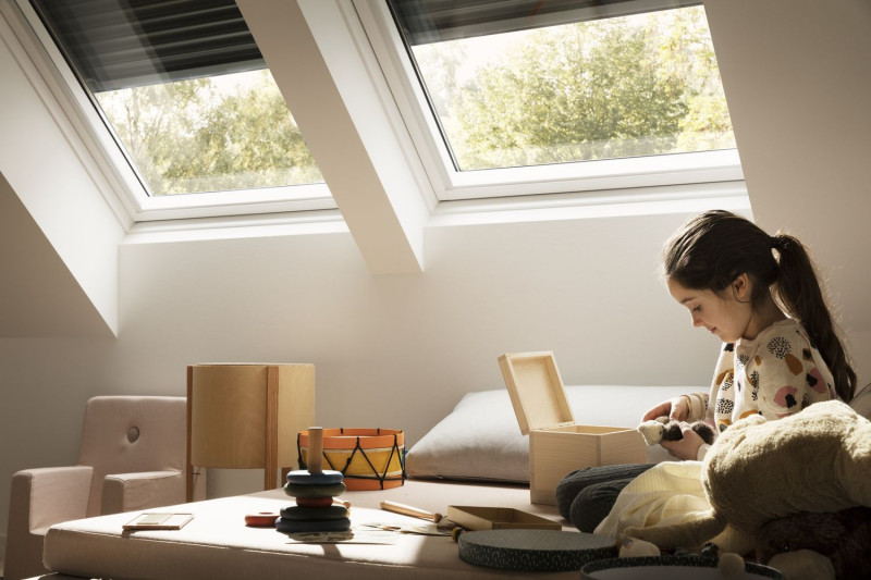 Roleta zewnętrzna świetnie sprawdzi się w pokoju dziecka. Chroni przed nagrzewaniem i hałasem