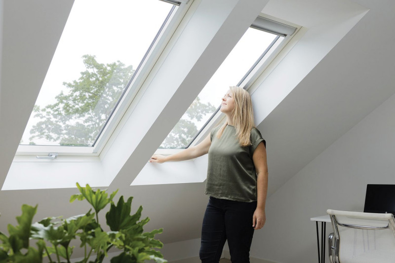 Jasne pomieszczenie, pełne światła naturalnego, gwarantuje dobre miejsce do pracy