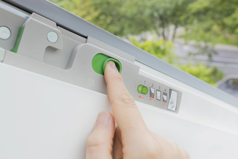 Zmianę położenia okna umożliwia specjalny przełącznik znajdujący się w dolnej części ościeżnicy