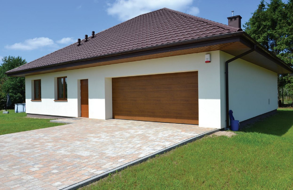 Dom, zawierający garaż na dwa samochody, ma prosty kształt (np. bez okazałego ganku)