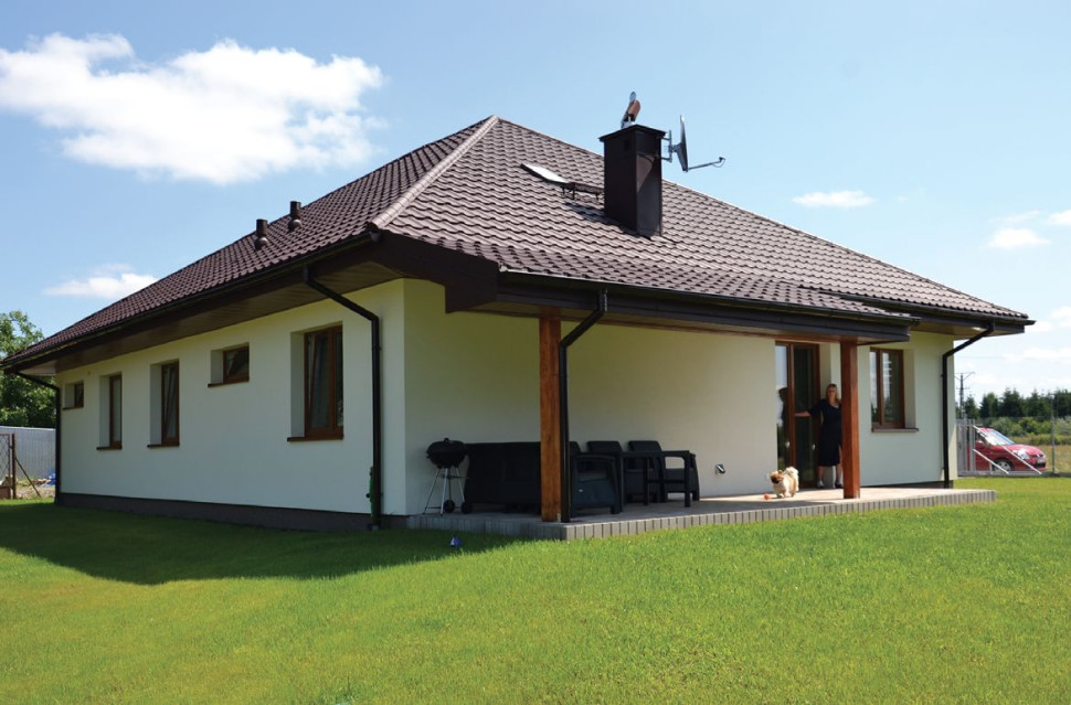 Taras o wymiarach 2,50 × 10,10 m ze stałym zadaszeniem