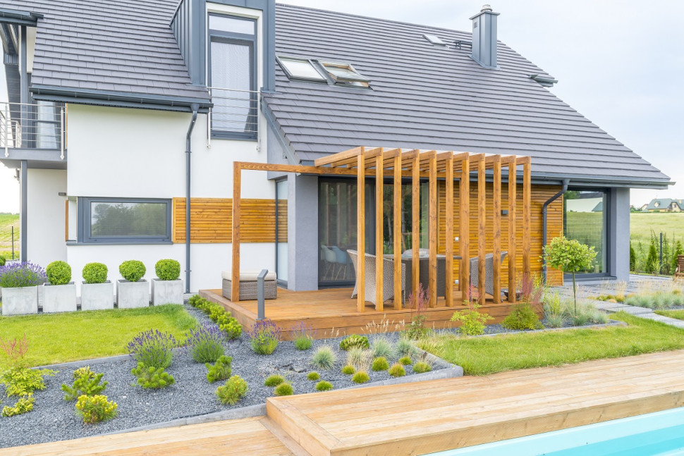 Panoramiczne okna tarasowe i duże przeszklenia to znaki rozpoznawcze nowoczesnej architektury.