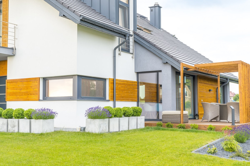 Materiał drzwi tarasowych i okien, ich kolor, faktura i styl powinny być dopasowane do bryły budynku