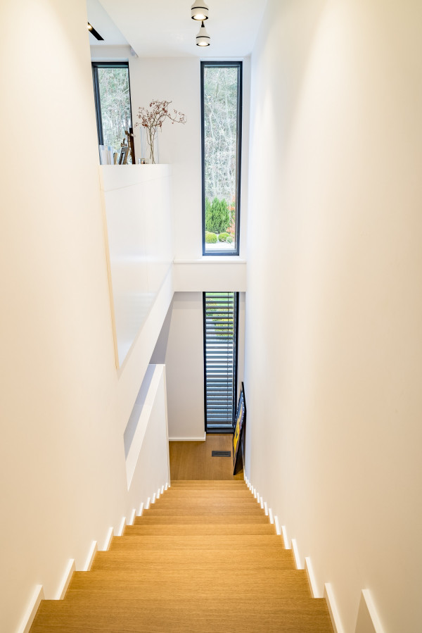 Klatka schodowa z wąskimi, wysokimi oknami KRISPOL