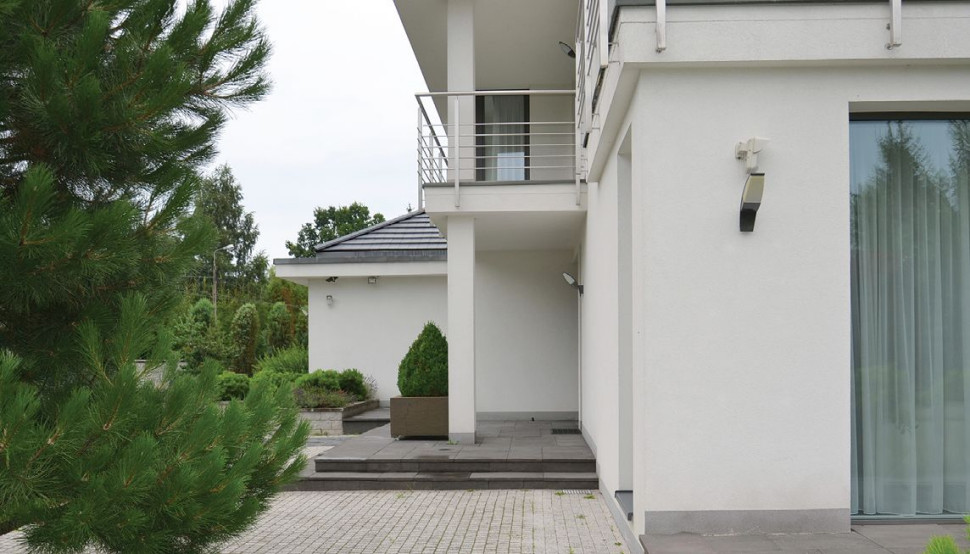 Zewnętrzne kinkiety i lampy podstropowe