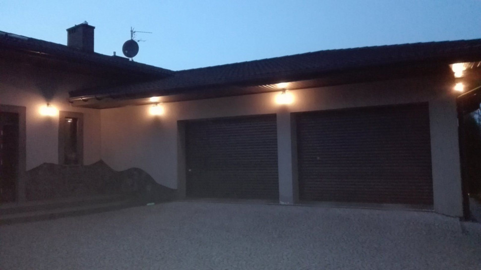 Nocne oświetlenie domu kinkietami z żarówkami LED o ciepłej barwie światła