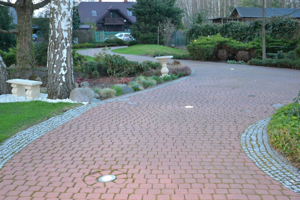 W wijącym się podjeździe o długości 100 m osadzili 16 opraw najazdowych