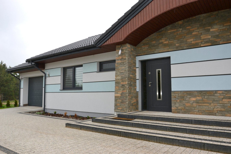 Oświetlenie na froncie domu