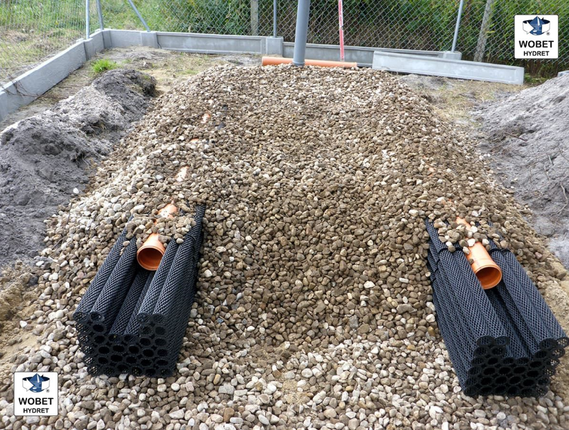 Drenaż musi sięgać do takiego poziomu, aby woda bez problemu mogła się rozsączać.