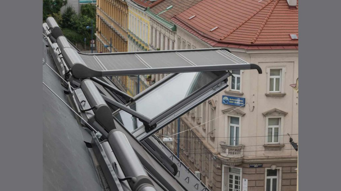 Elektryczna markiza na okno dachowe - wygodne sterowanie także przy otwartym oknie
