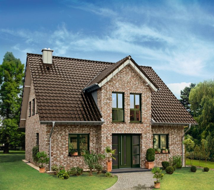 Dom jednorodzinny pokryty dachówką MONZAplus Maduro