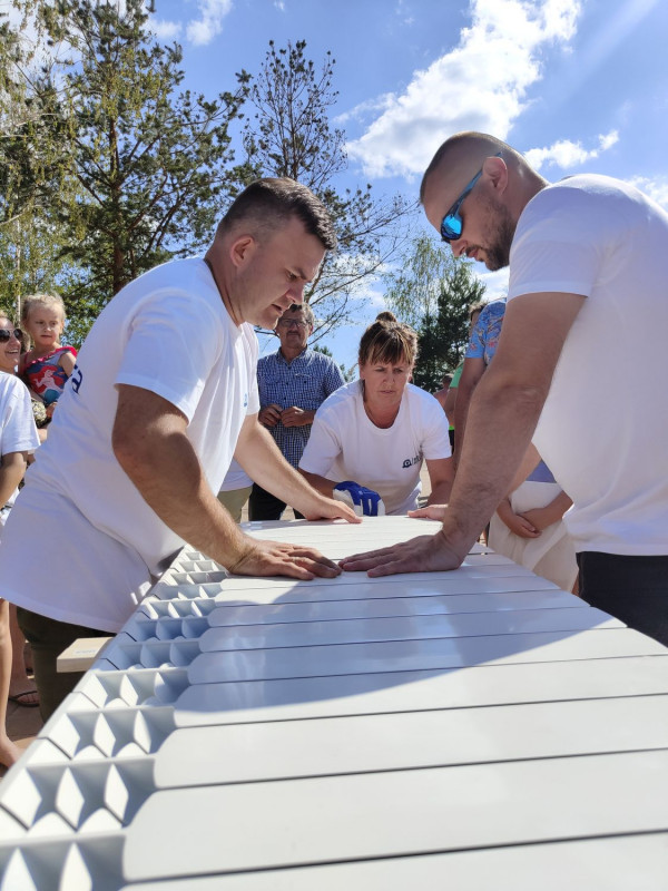 Nad zalewem Podwolina skręcono grzejnik na 100 żeberek - jego długość wyniosła 8 metrów i 4 cm