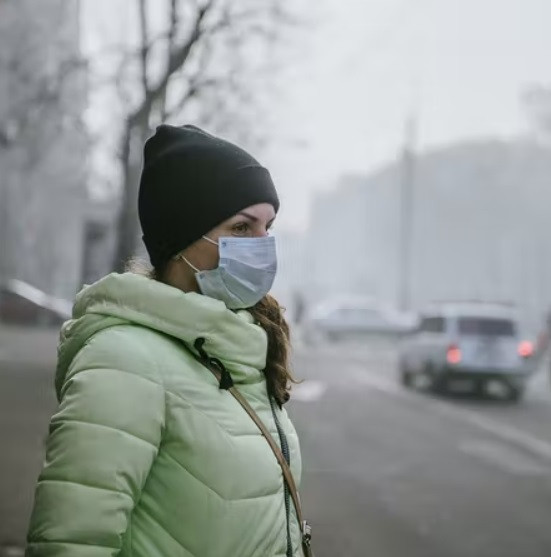 Używanie maseczki antysmogowej