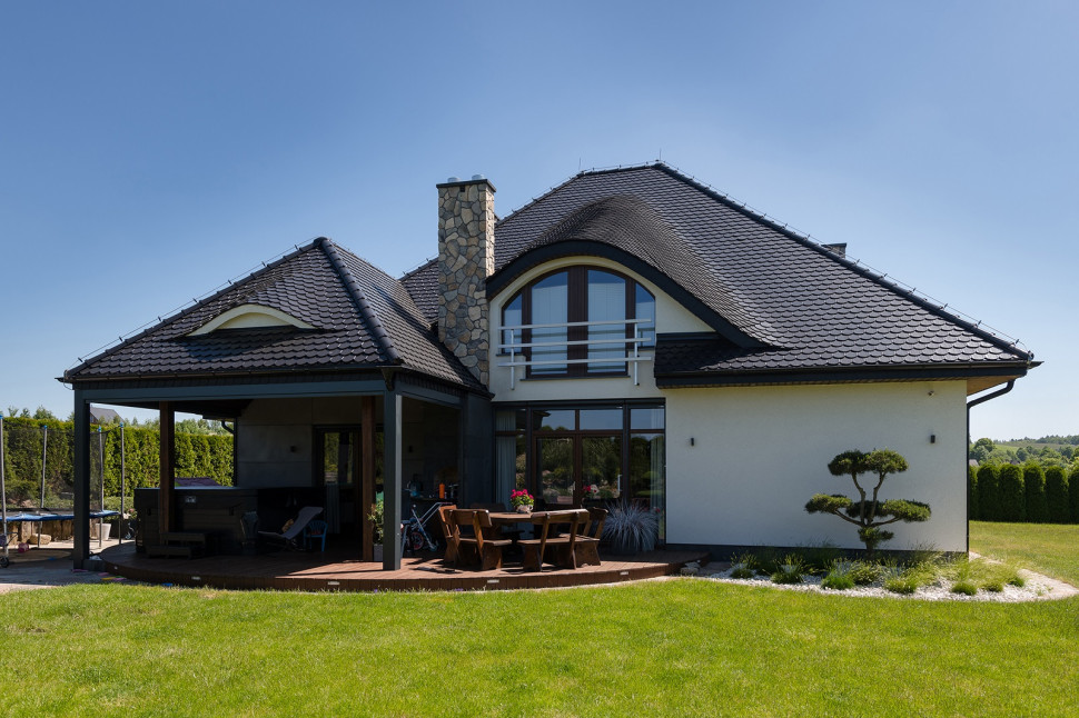 Ceramiczne karpiówki uchodzą za jedne z najcięższych pokryć dachowych w przeliczeniu na wagę 1 m2 połaci