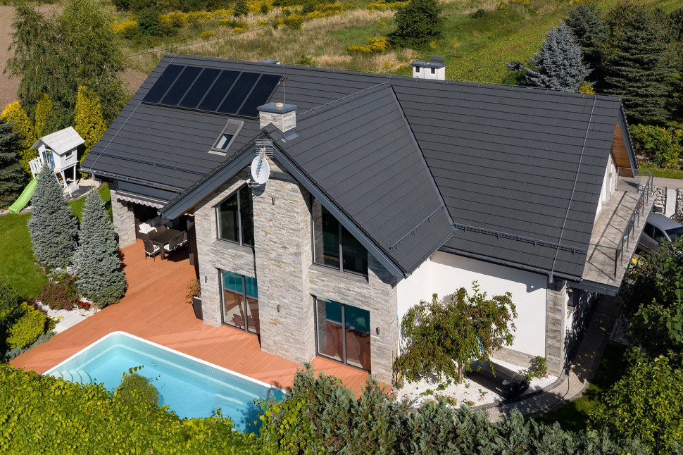 Dom i basen ogrodowy, dach pokryty dachówką