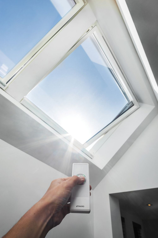 Drewniane okna obrotowe FTU-V Z-Wave sterowane pilotem lub smartfonem