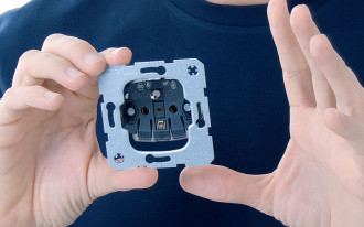 Pojawiło się napięcie na styku ochronnym gniazdka elektrycznego. Co mogę zrobić?