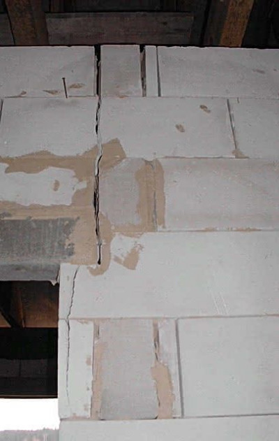 Pękające ściany działowe